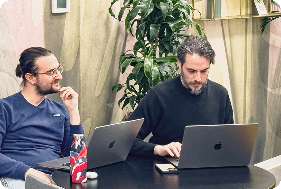 Due membri del team Gility al lavoro sui loro laptop