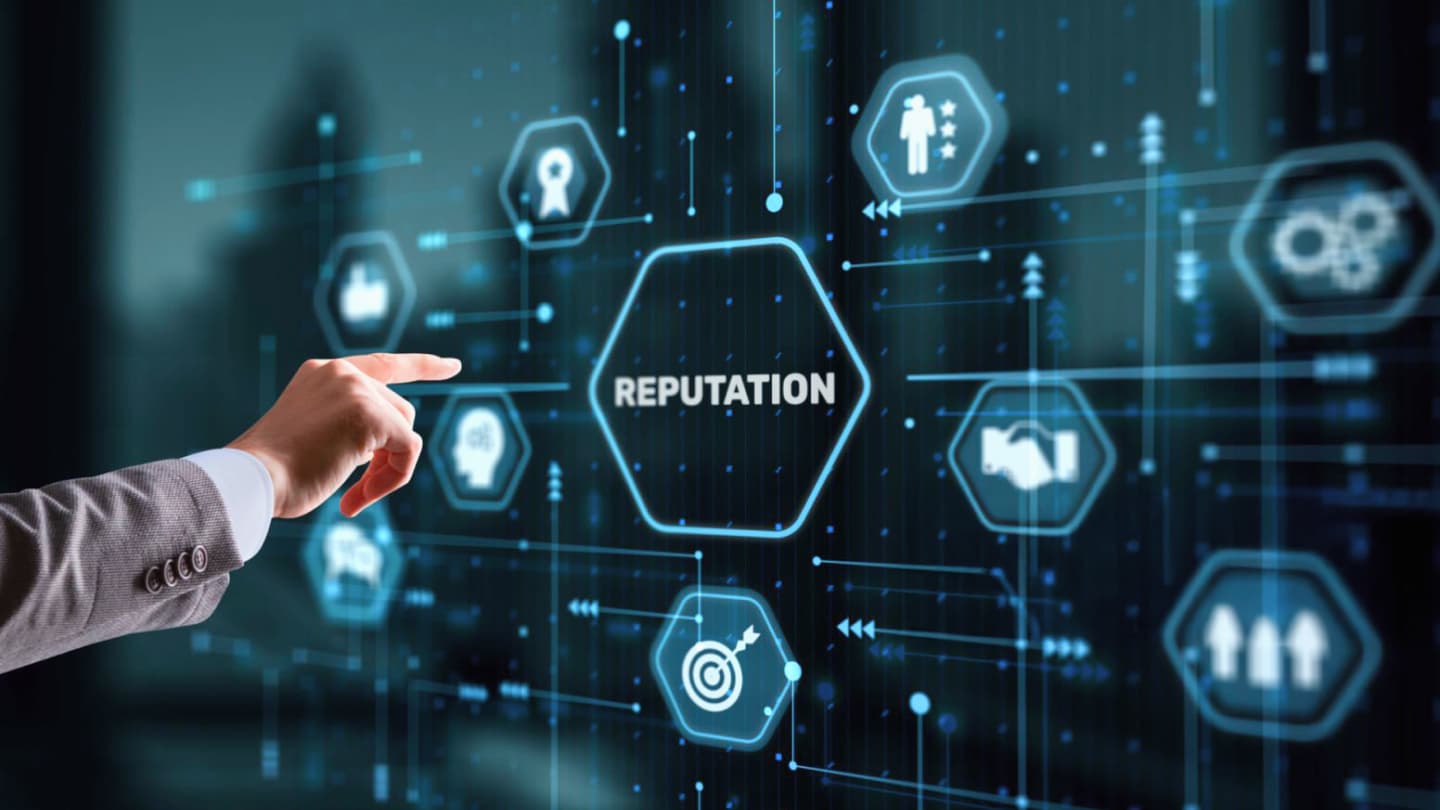 Mano che indica un'interfaccia digitale con icone legate alla reputazione online, evidenziando il concetto centrale di “Reputation”.