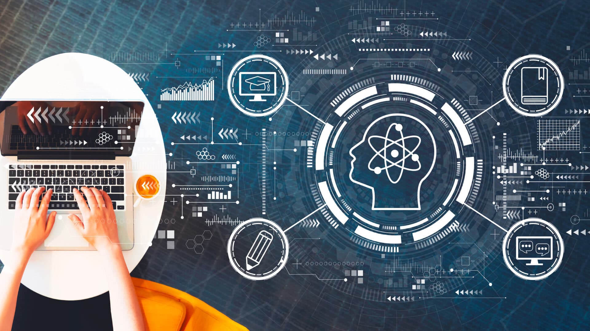 immagine di una persona che lavora al computer e una mappa mentale affiancata