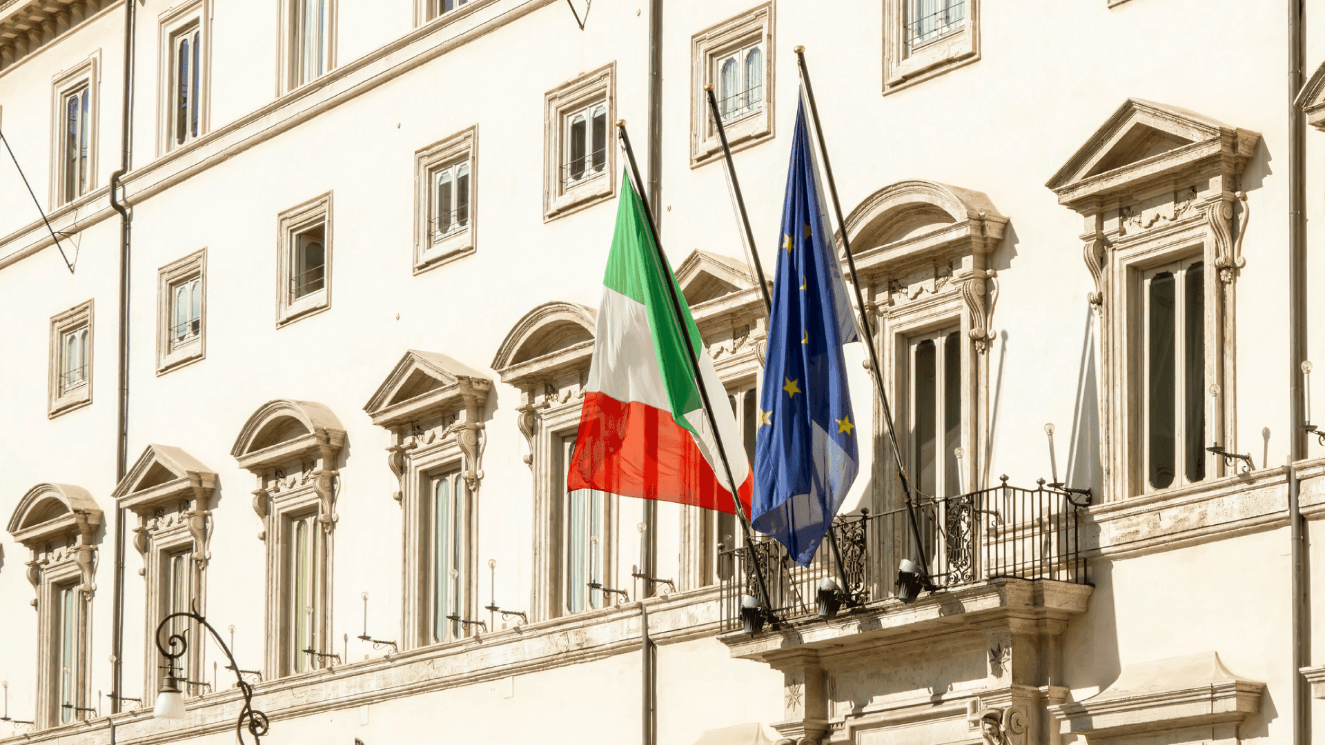 la bandiera italiana e la bandiera dell'unione europea affiancate