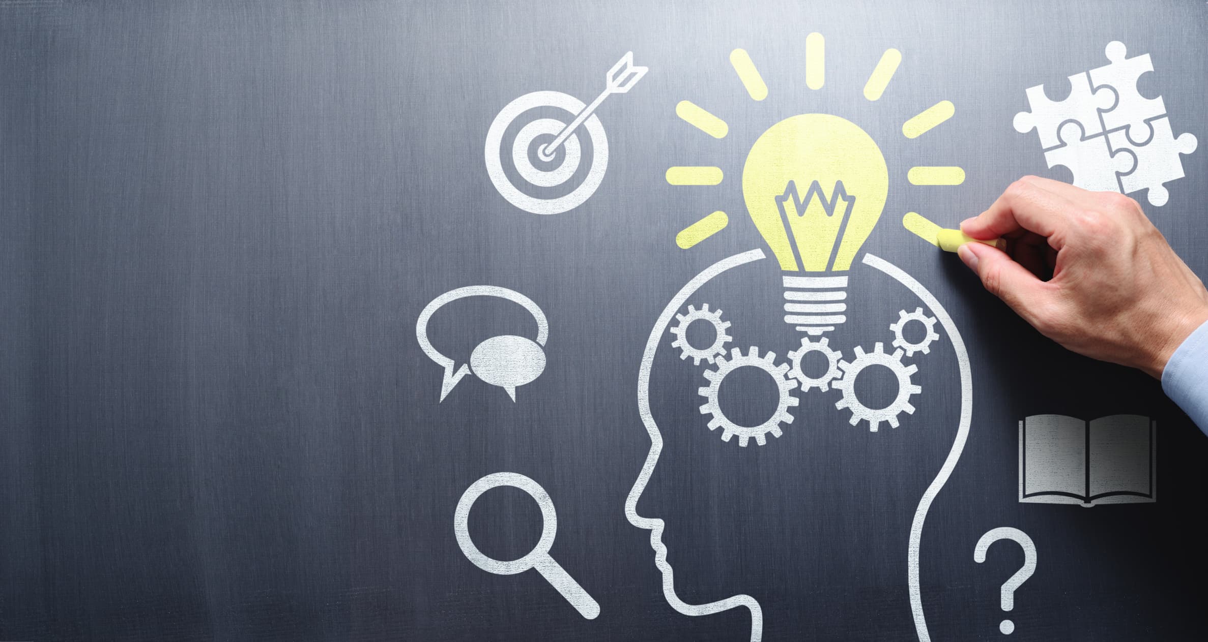 Lavagna con concetti di formazione e sviluppo delle competenze, riflettendo sul tema delle competenze M-Shaped.