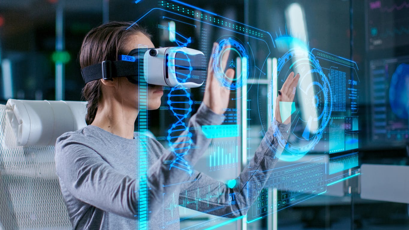Immagine futuristica in cui una persona sfrutta strumenti di realtà aumentata e VR per fare formazione