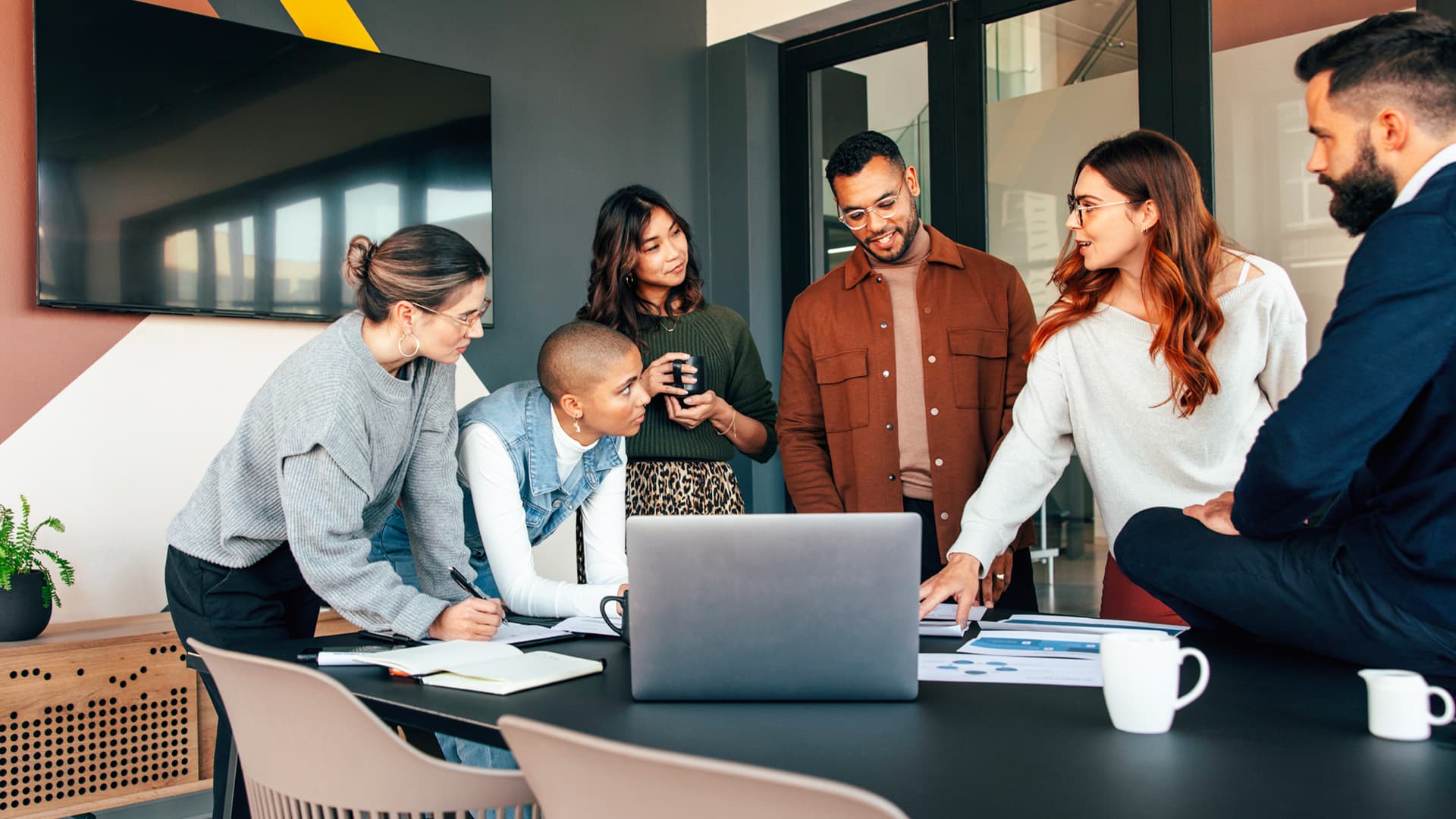 un team a lavoro durante una riunione davanti al computer 