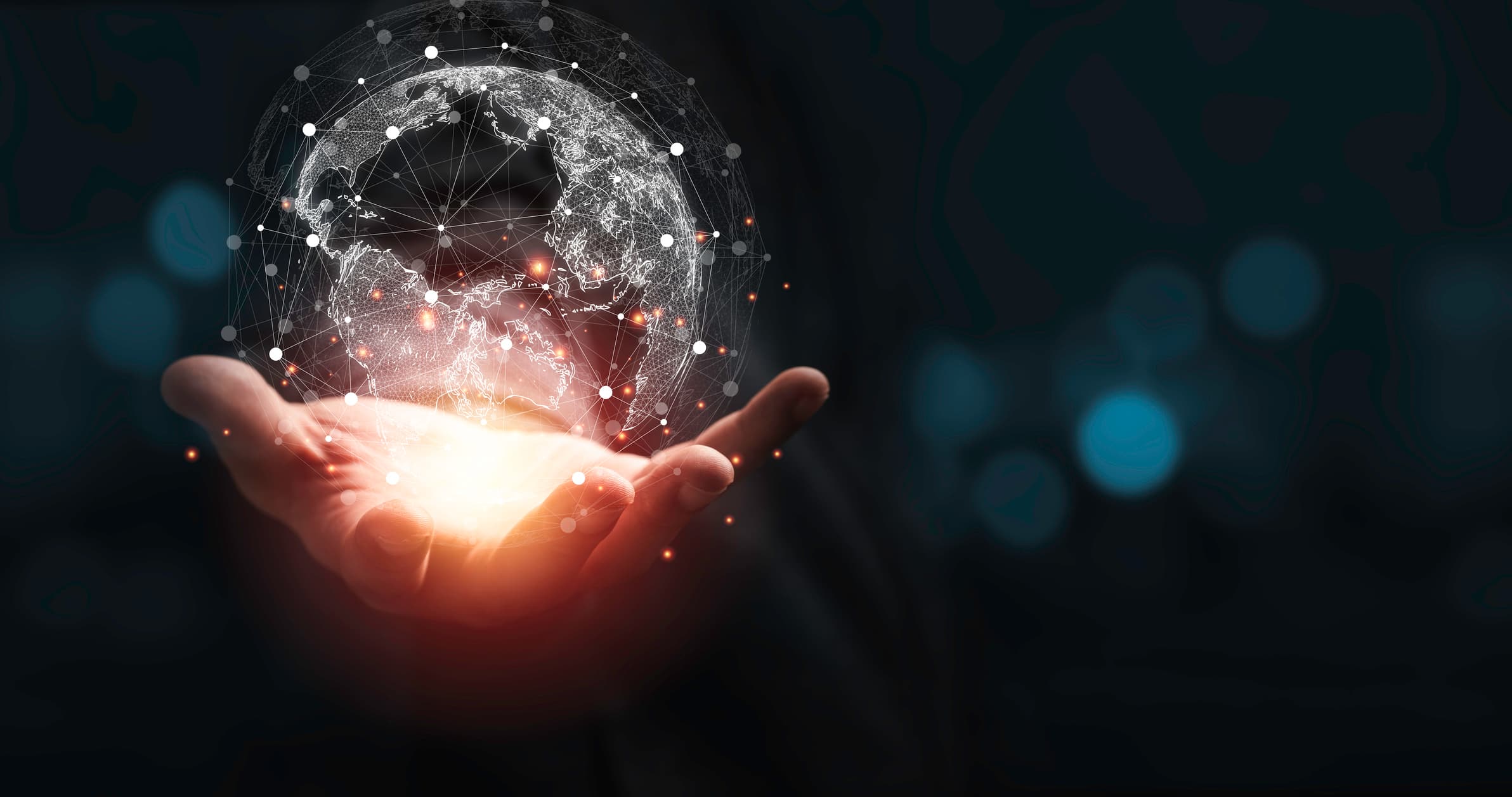 Immagine di una mano che sorregge l'ologramma di un mappamondo luminoso e tridimensionale