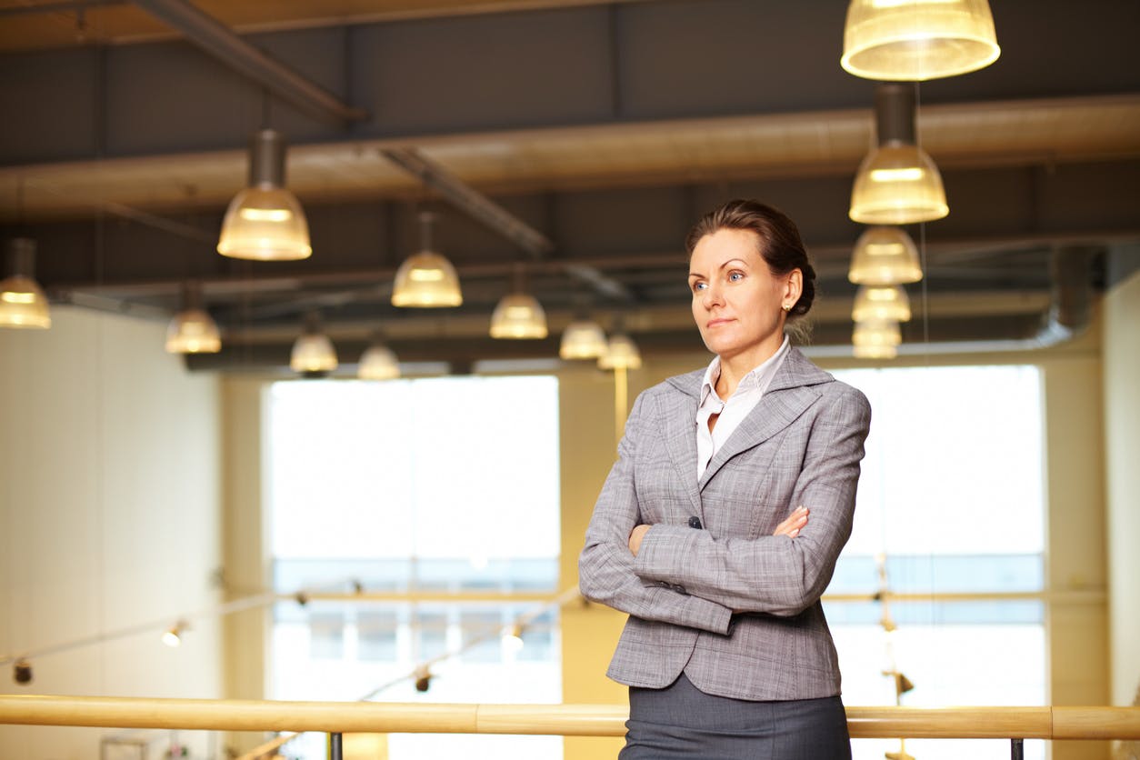 Una donna stile manager ripresa a mezzobusto in un ambiente di lavoro